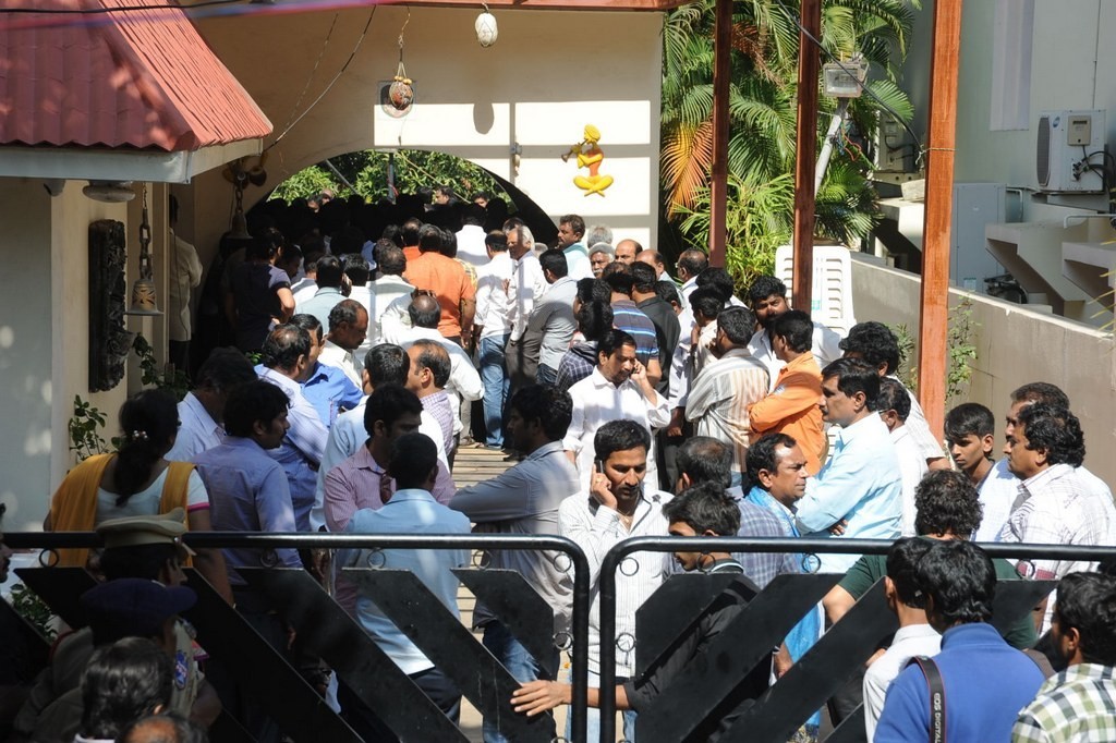 Celebs Condolences to Nandamuri Janakiram Photos - 96 / 351 photos