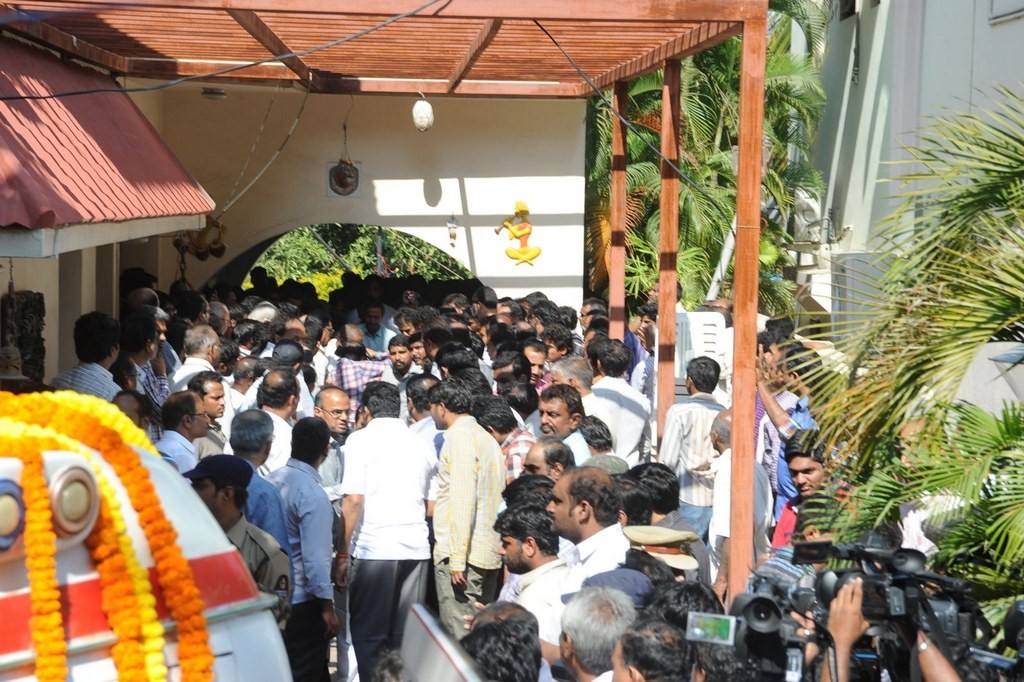 Celebs Condolences to Nandamuri Janakiram Photos - 165 / 351 photos