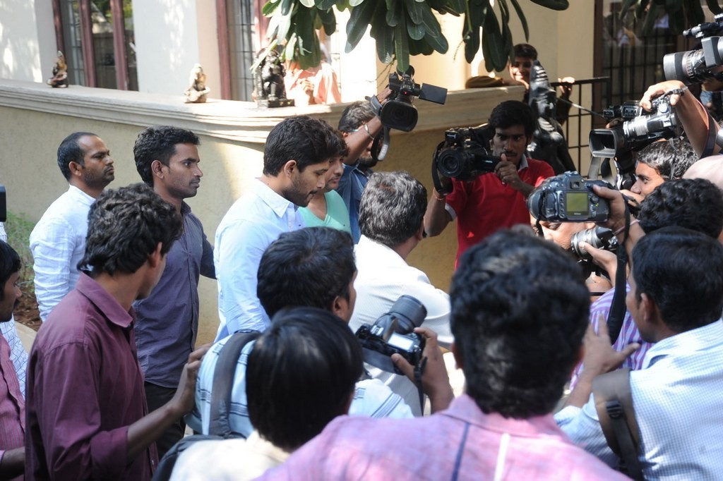 Celebs Condolences to Nandamuri Janakiram Photos - 173 / 351 photos