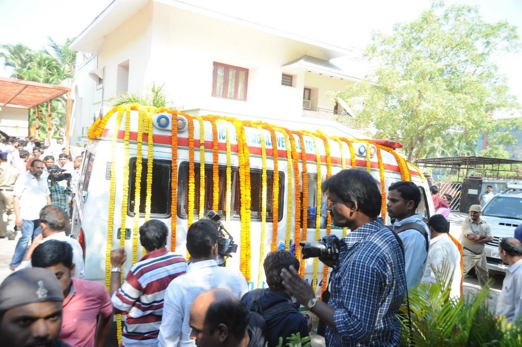 Celebs Condolences to Nandamuri Janakiram Photos - 319 / 351 photos