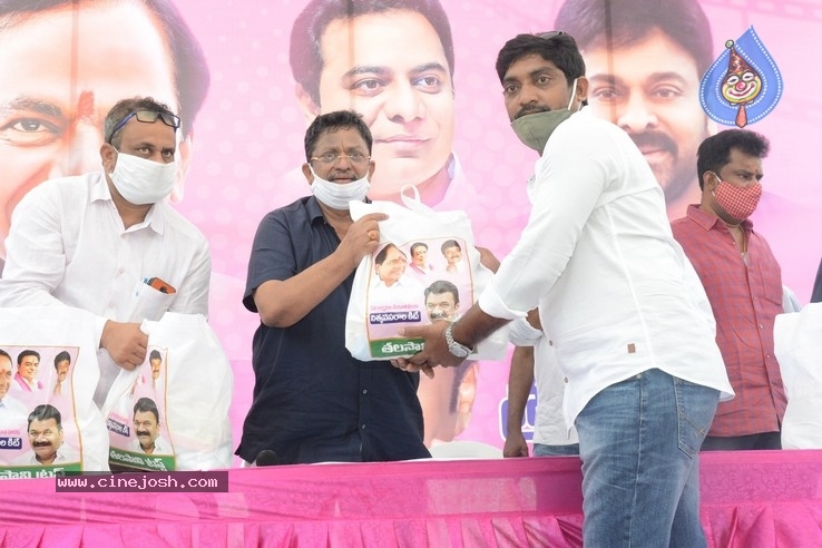 Celebs Distributes Grocery Kits - 35 / 39 photos