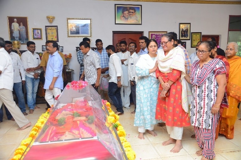 Celebs Pay Homage To Vijaya Nirmala 03 - 12 / 61 photos