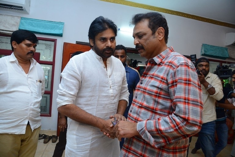 Celebs Pay Homage To Vijaya Nirmala 03 - 17 / 61 photos