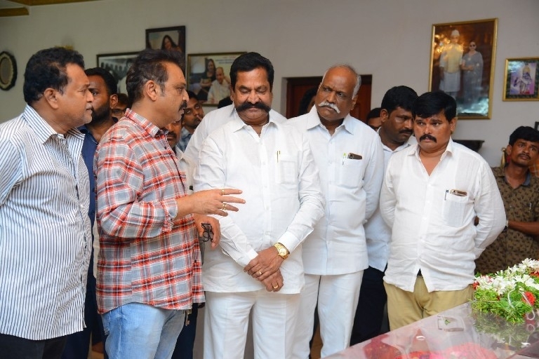 Celebs Pay Homage To Vijaya Nirmala 03 - 18 / 61 photos