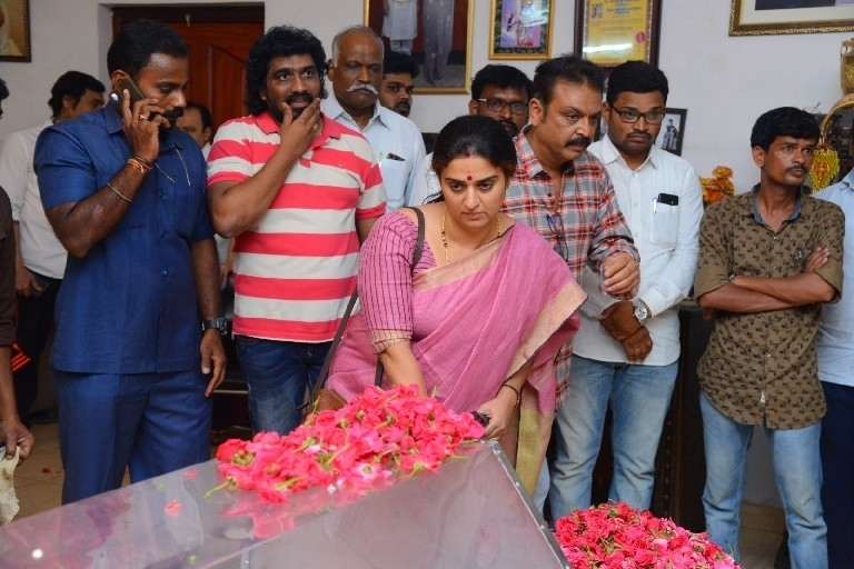 Celebs Pay Homage To Vijaya Nirmala 03 - 20 / 61 photos