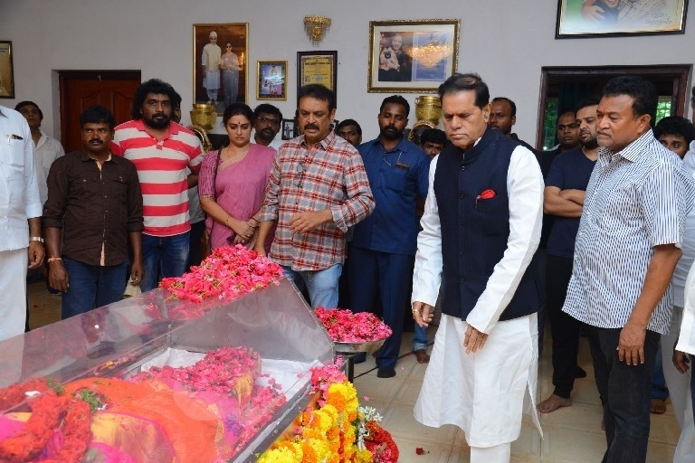 Celebs Pay Homage To Vijaya Nirmala 03 - 25 / 61 photos