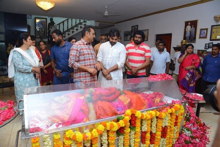 Celebs Pay Homage To Vijaya Nirmala 03 - 50 / 61 photos