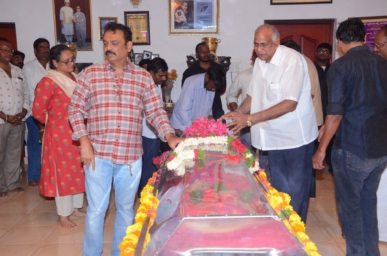 Celebs Pay Homage To Vijaya Nirmala 04 - 18 / 101 photos