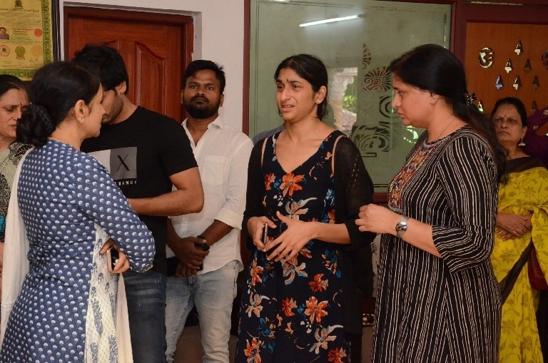 Celebs Pay Homage To Vijaya Nirmala 01 - 3 / 41 photos