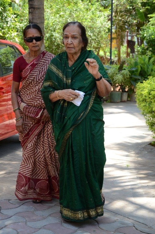 Celebs Pay Homage To Vijaya Nirmala 01 - 11 / 41 photos