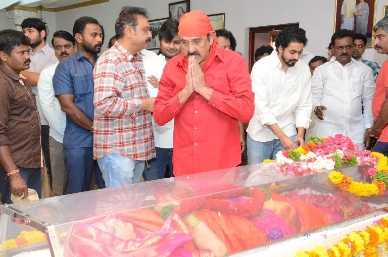 Celebs Pay Homage To Vijaya Nirmala 01 - 15 / 41 photos