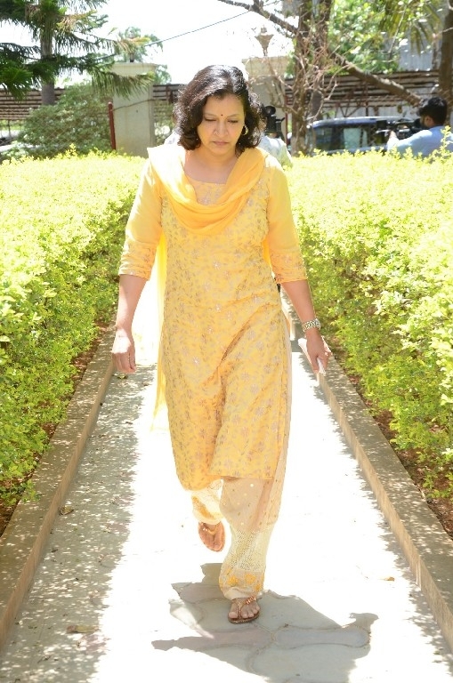 Celebs Pay Homage To Vijaya Nirmala 01 - 24 / 41 photos