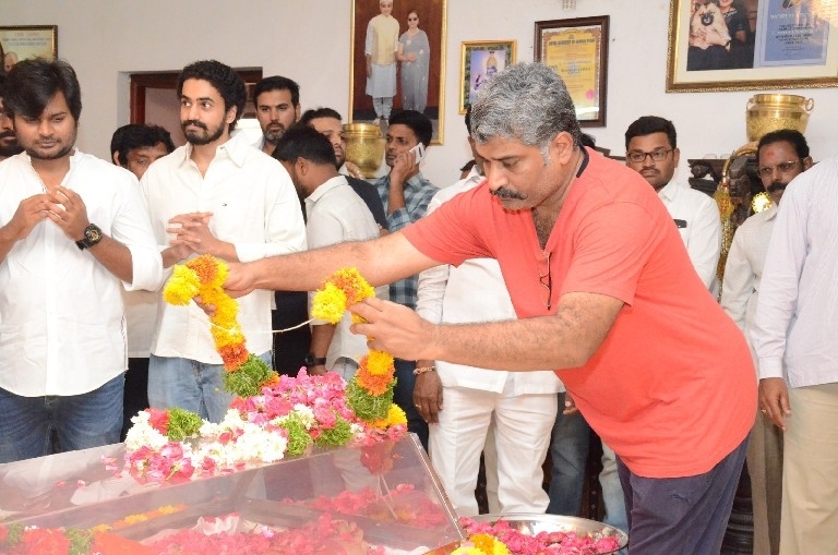 Celebs Pay Homage To Vijaya Nirmala 01 - 26 / 41 photos