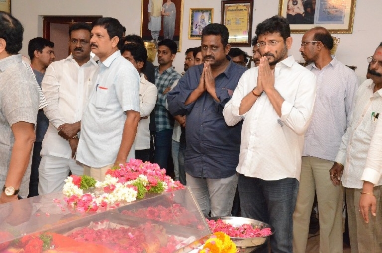 Celebs Pay Homage To Vijaya Nirmala 01 - 28 / 41 photos