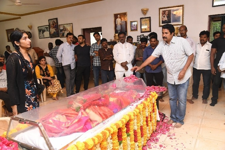 Celebs Pay Homage To Vijaya Nirmala 02 - 17 / 37 photos