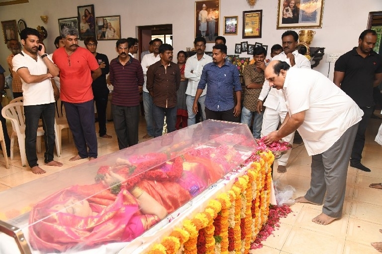 Celebs Pay Homage To Vijaya Nirmala 02 - 24 / 37 photos