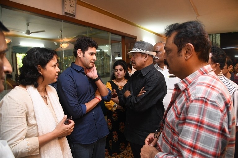 Celebs Pay Homage To Vijaya Nirmala 02 - 28 / 37 photos