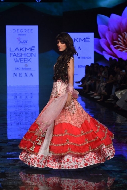 Celebs RampWalk at Lakme Fashion Week 2020 - 19 / 84 photos