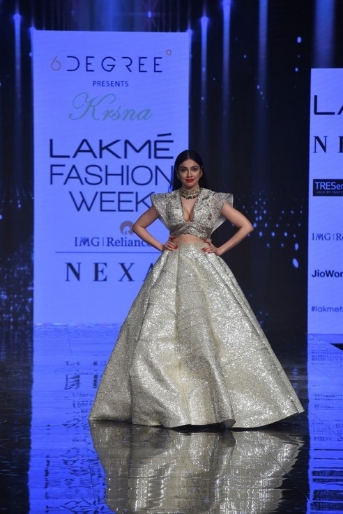 Celebs RampWalk at Lakme Fashion Week 2020 - 24 / 84 photos