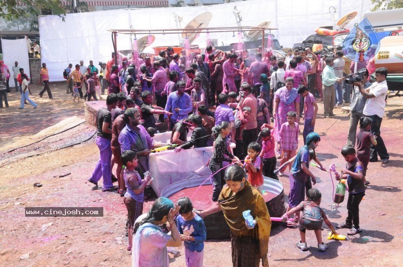 Chandrababu Naidu and Others Celebrates Holi at Hyd - 7 / 26 photos
