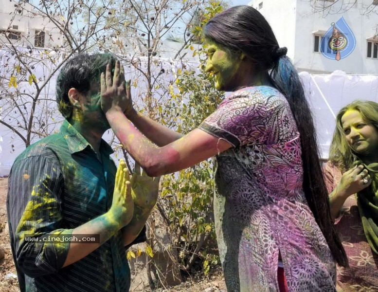 Chandrababu Naidu and Others Celebrates Holi at Hyd - 9 / 26 photos