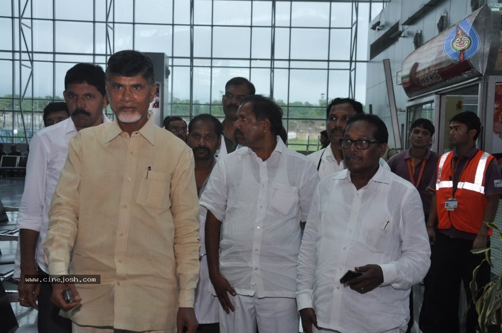 TDP Chandrababu Naidu at Shamshabad Airport - 5 / 56 photos