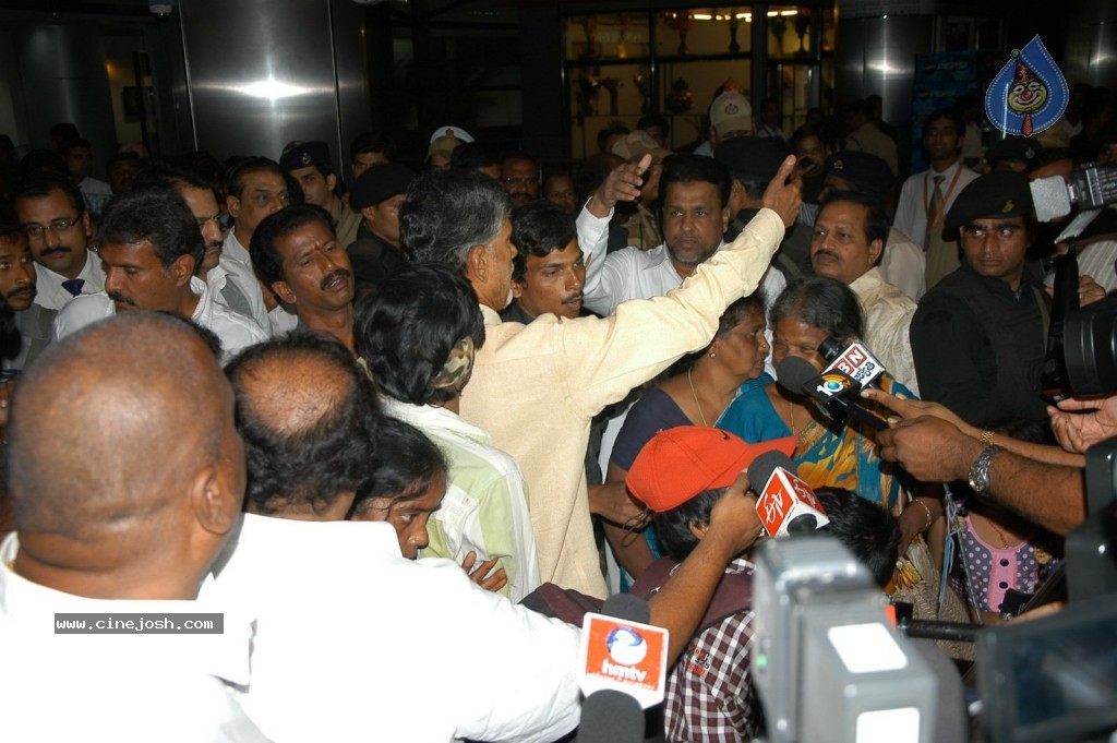 TDP Chandrababu Naidu at Shamshabad Airport - 8 / 56 photos