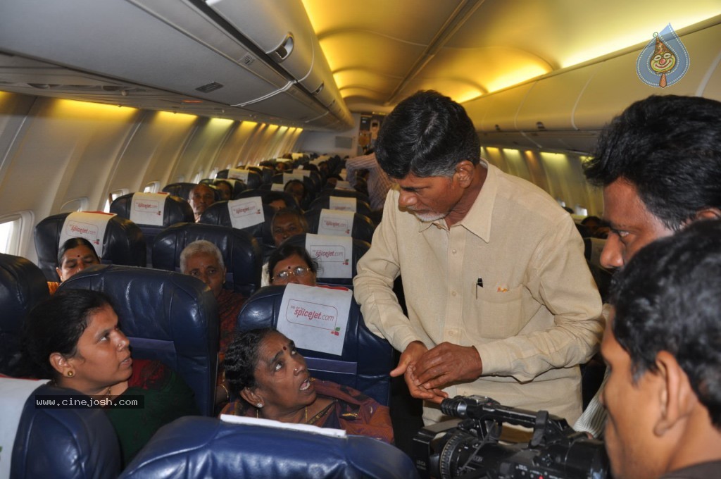 TDP Chandrababu Naidu at Shamshabad Airport - 20 / 56 photos