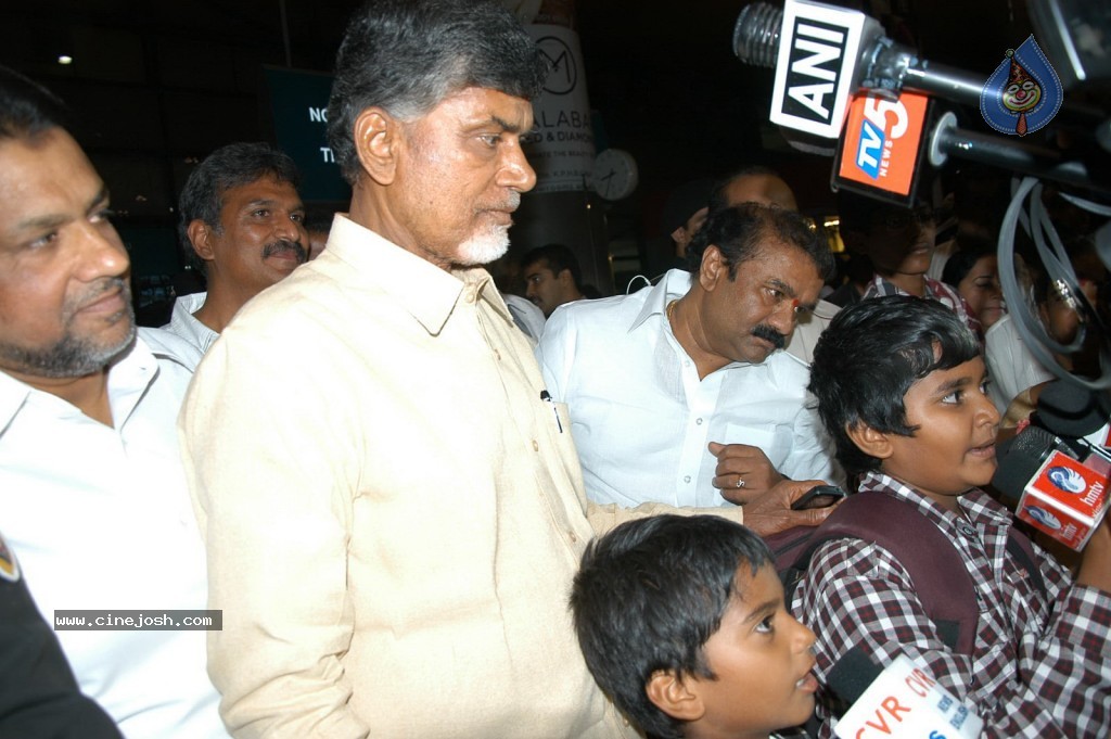 TDP Chandrababu Naidu at Shamshabad Airport - 27 / 56 photos