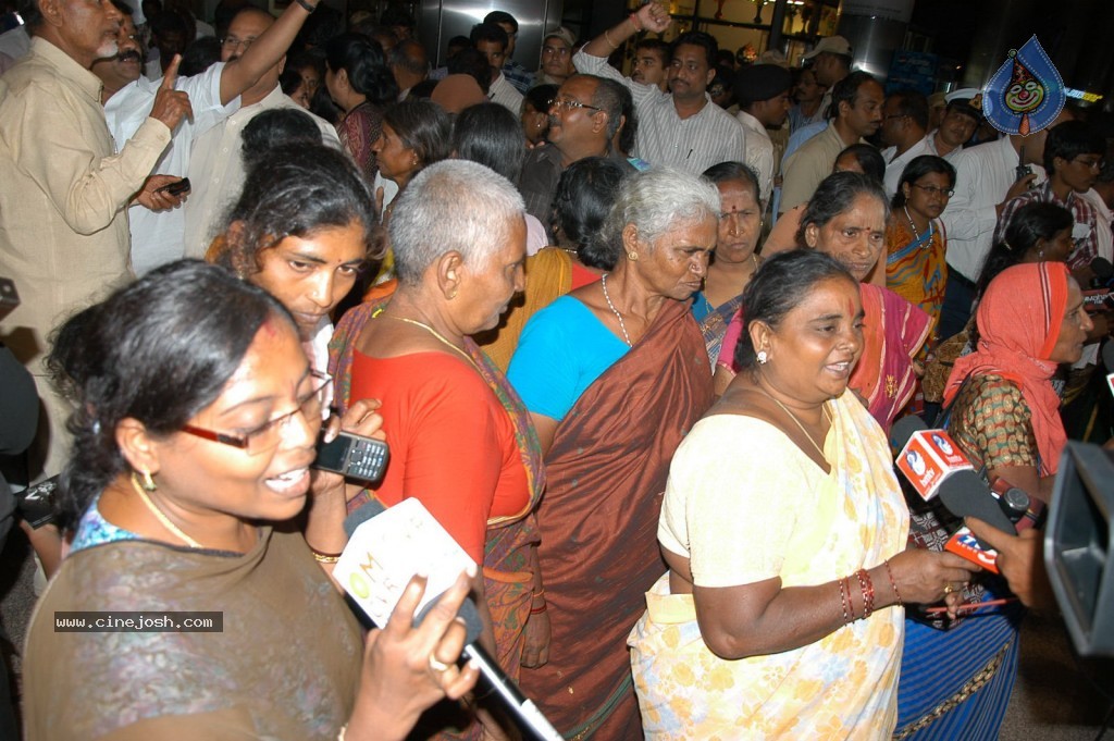 TDP Chandrababu Naidu at Shamshabad Airport - 45 / 56 photos