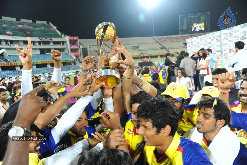 Chennai Rhinos vs Karnataka Bulldozers Final Match Cup Photos - 9 / 56 photos