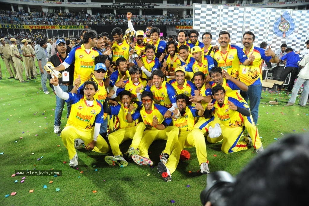 Chennai Rhinos vs Karnataka Bulldozers Final Match Cup Photos - 18 / 56 photos