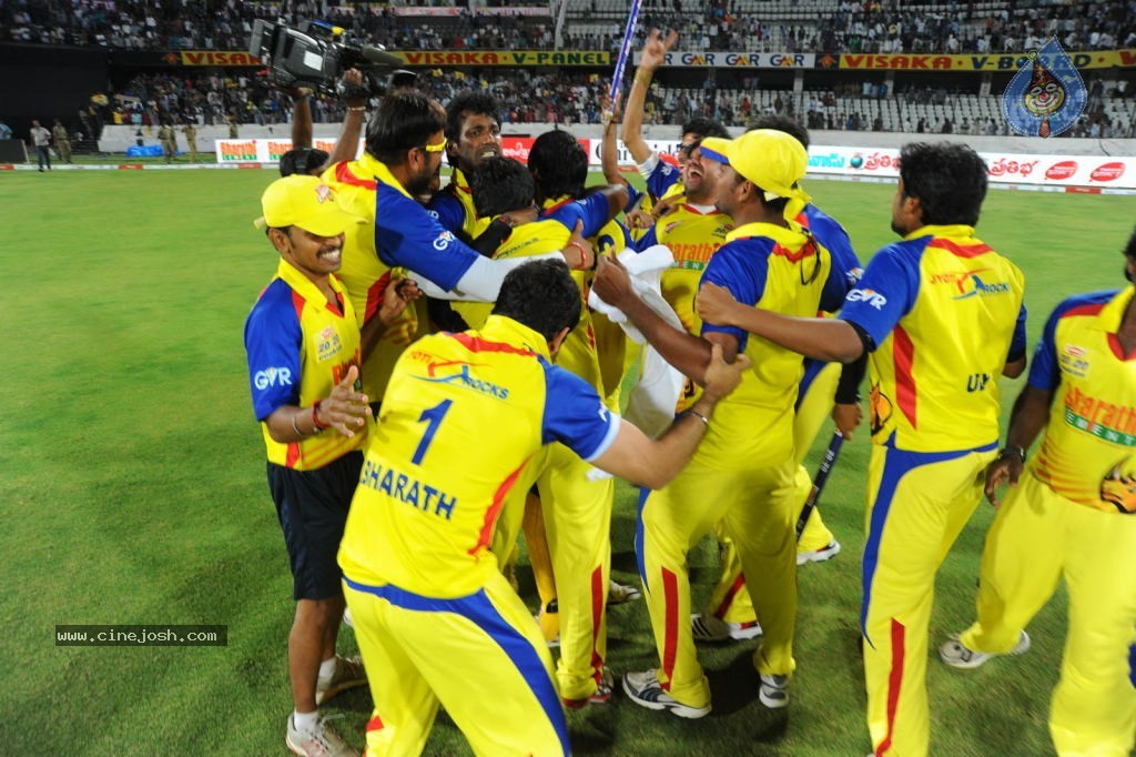 Chennai Rhinos vs Karnataka Bulldozers Final Match Cup Photos - 33 / 56 photos