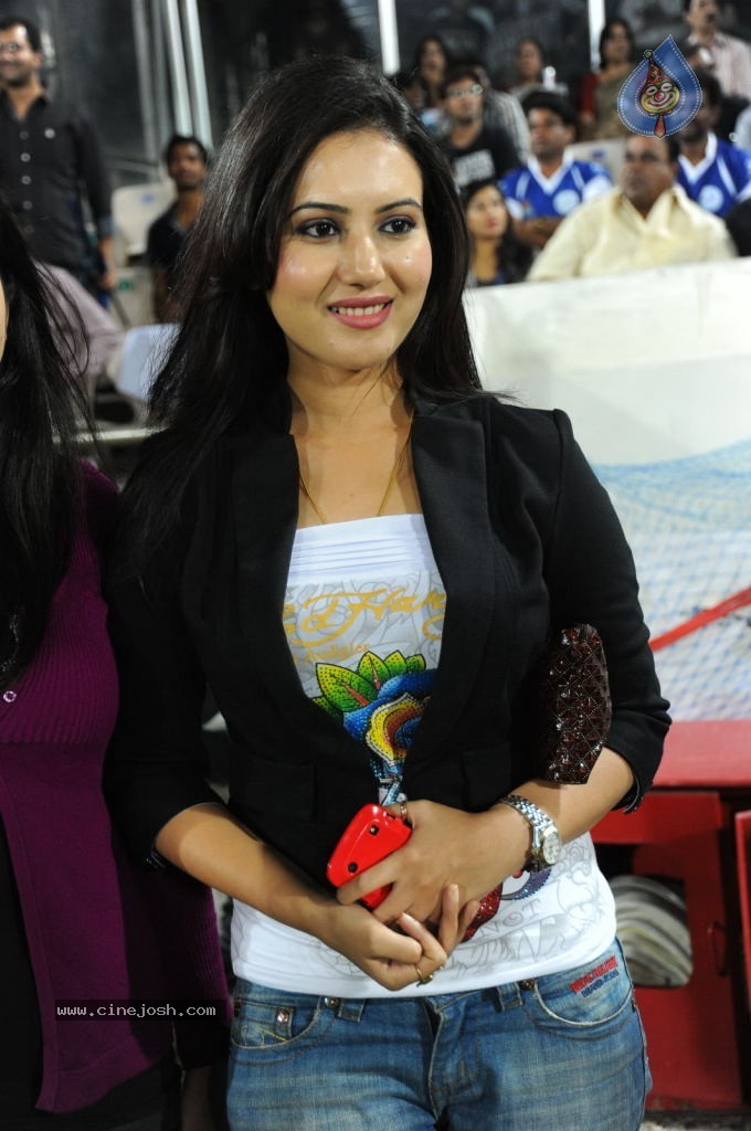 Chennai Rhinos vs Karnataka Bulldozers Final Match Cup Photos - 55 / 56 photos