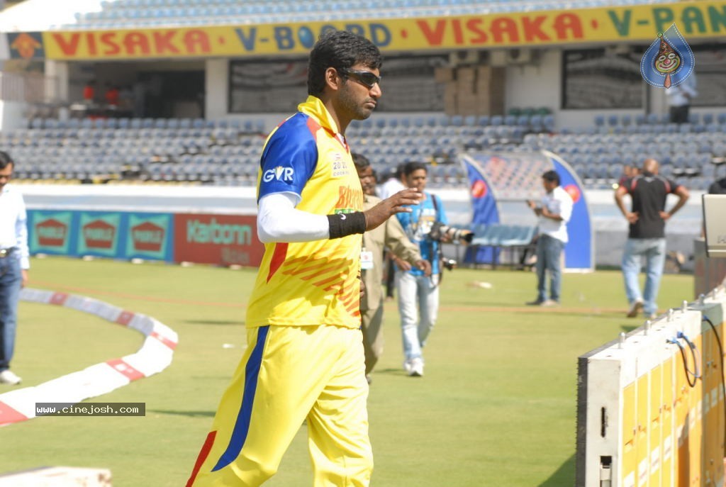 Chennai Rhinos Vs Kerala Strikers Match Photos 02 - 19 / 105 photos