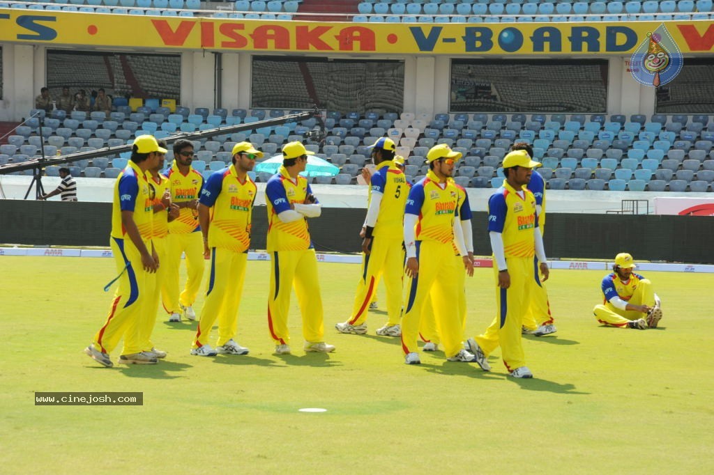 Chennai Rhinos Vs Kerala Strikers Match Photos 02 - 35 / 105 photos