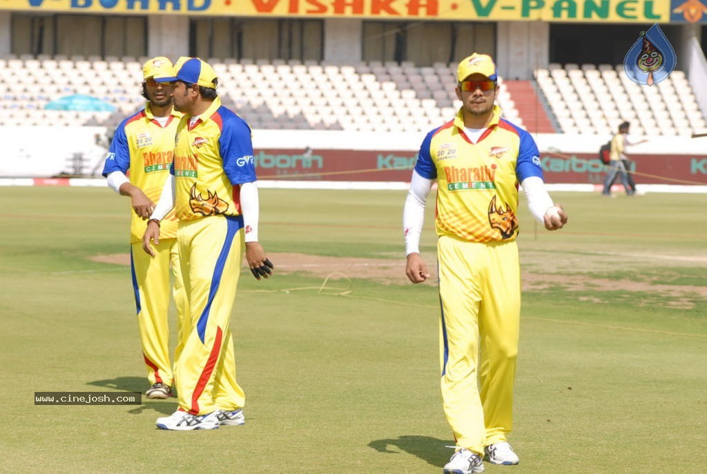 Chennai Rhinos Vs Kerala Strikers Match Photos 02 - 44 / 105 photos