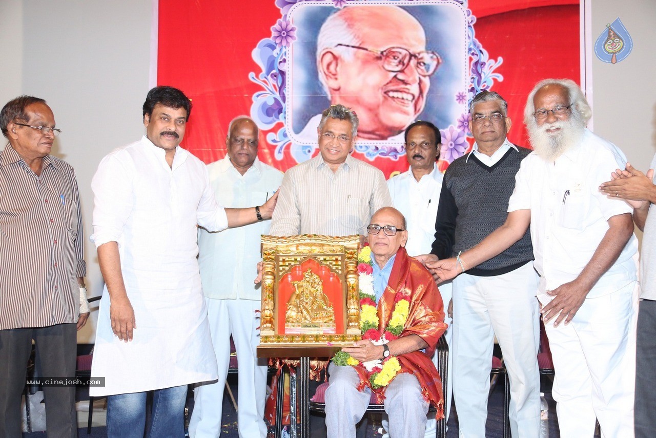 Chiranjeevi at Bapu's Film Festival 2014 - 215 / 304 photos