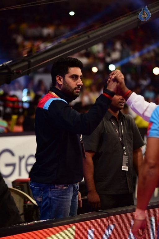 Chiru at PRO Kabaddi Match - 16 / 78 photos