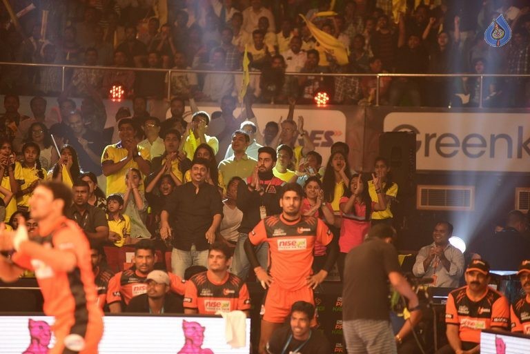 Chiru at PRO Kabaddi Match - 39 / 78 photos