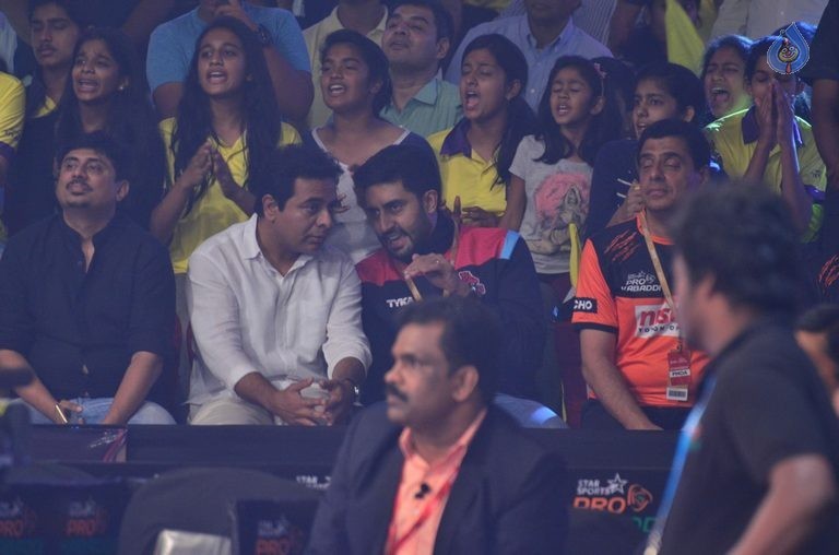 Chiru at PRO Kabaddi Match - 49 / 78 photos