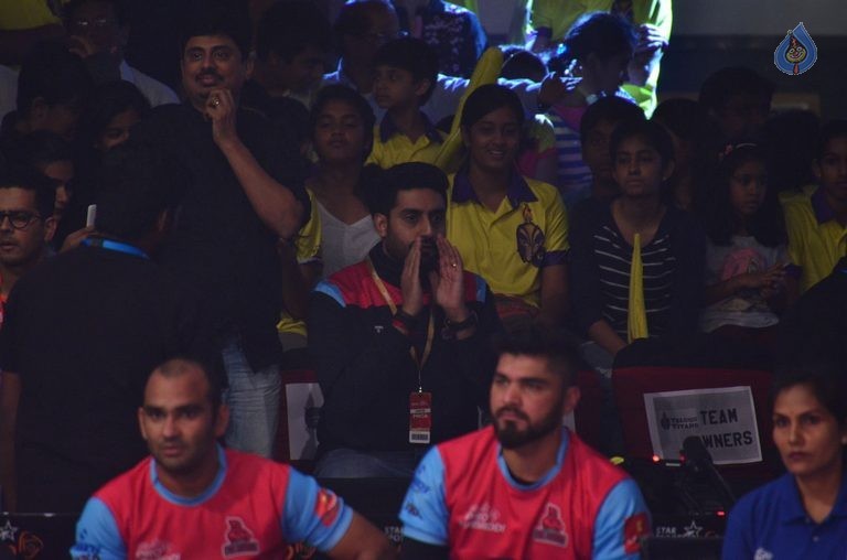 Chiru at PRO Kabaddi Match - 61 / 78 photos