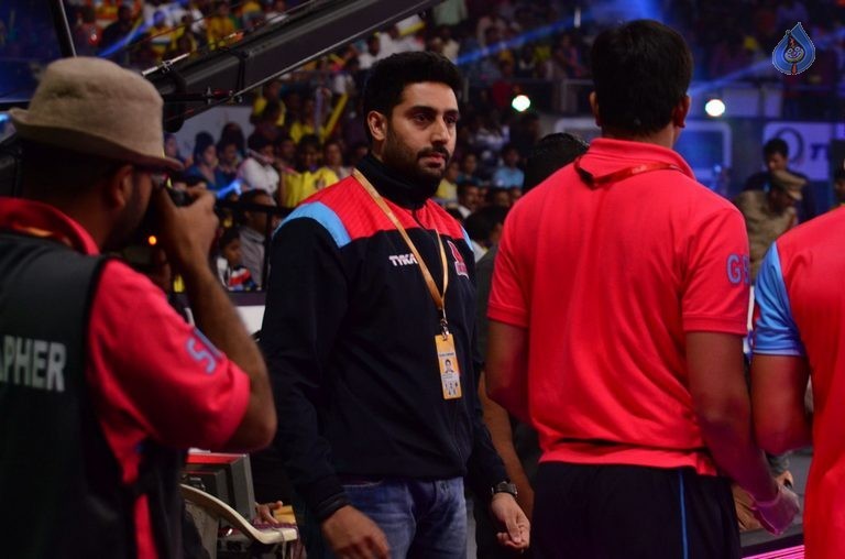 Chiru at PRO Kabaddi Match - 68 / 78 photos