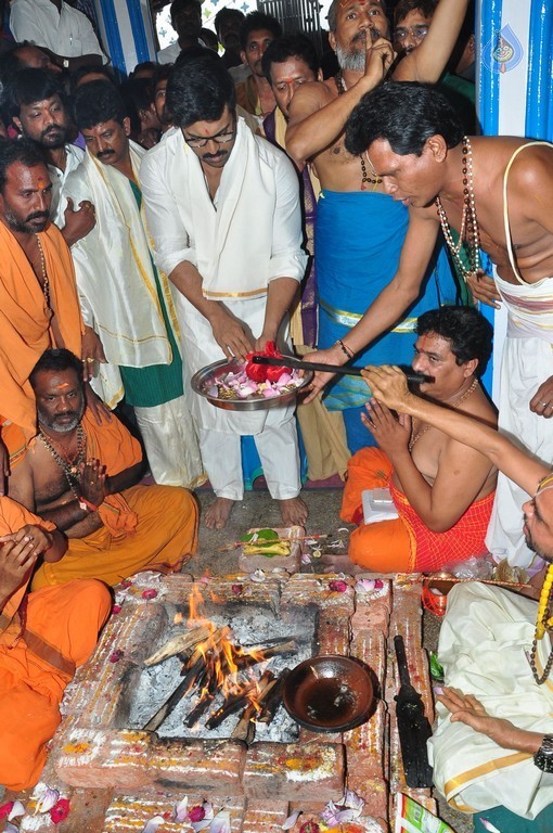 Chiranjeevi Birthday Special Pooja at Film Nagar Temple - 20 / 72 photos