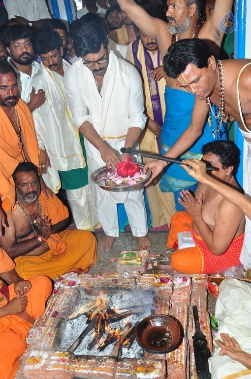 Chiranjeevi Birthday Special Pooja at Film Nagar Temple - 25 / 72 photos