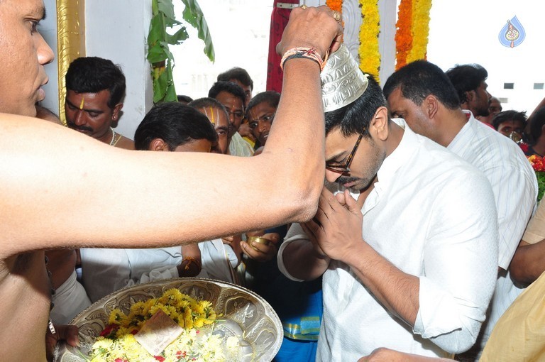 Chiranjeevi Birthday Special Pooja at Film Nagar Temple - 34 / 72 photos