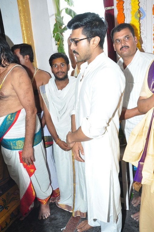 Chiranjeevi Birthday Special Pooja at Film Nagar Temple - 44 / 72 photos
