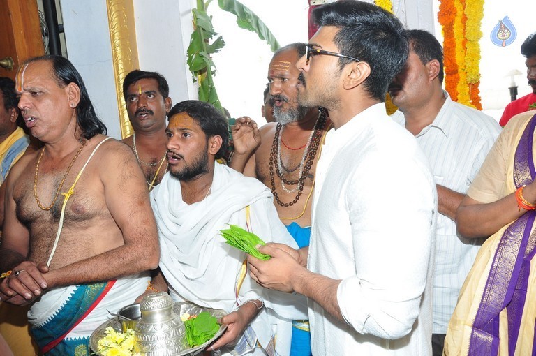Chiranjeevi Birthday Special Pooja at Film Nagar Temple - 46 / 72 photos