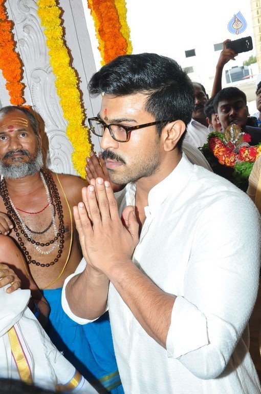 Chiranjeevi Birthday Special Pooja at Film Nagar Temple - 50 / 72 photos