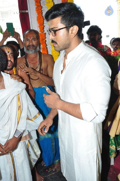 Chiranjeevi Birthday Special Pooja at Film Nagar Temple - 55 / 72 photos